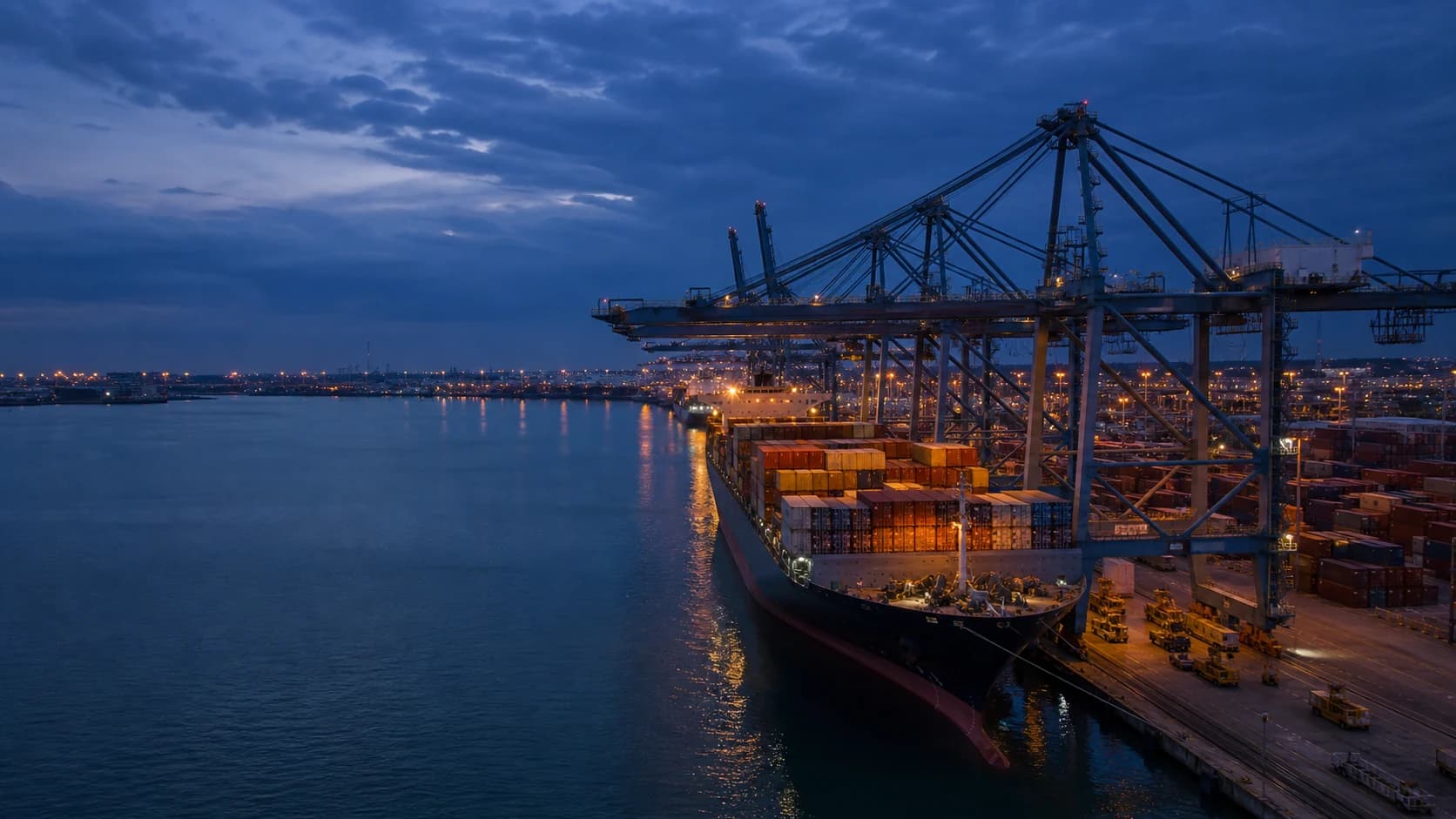 Terminal portuaire international au crépuscule